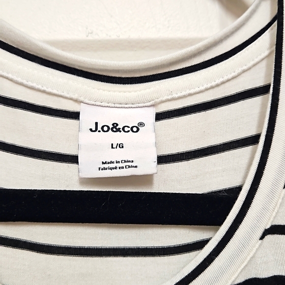 J.o&Co White and Black Stripe Super Soft Knit Scoop Neck T-shirt Large EUC - Picture 3 of 4